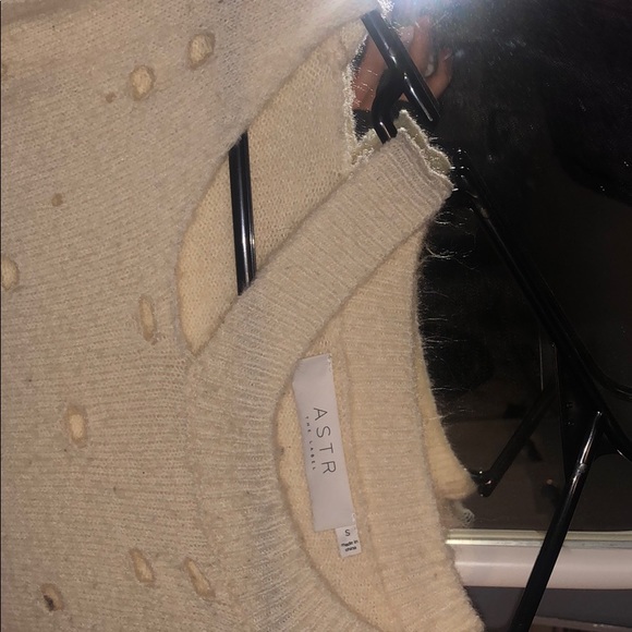 Cream hole-y sweater - Picture 3 of 4